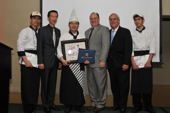Award presentation to Master Chef, Chia-Mo Chen