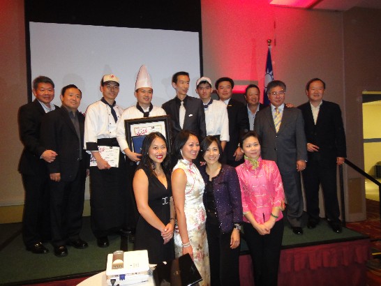 Master Chef, Chia-Mo Chen with members of the Doral Overseas Chinese Business Chamber