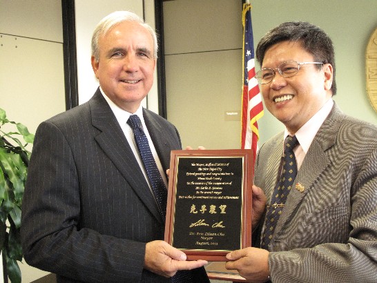 Secretary General of New Taipei City presents token of congratulation to Mayor Carlos Gimenez of Miami-Dade County