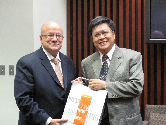 Secretary General Chen of New Taipei City presents token of thanks to President Eduardo Padron of Miami-Dade college 
