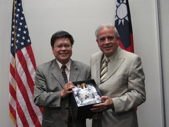 Secretary General Chen of New Taipei City presents token of thanks to Mayor Tomas Regalado of the city of Miami 