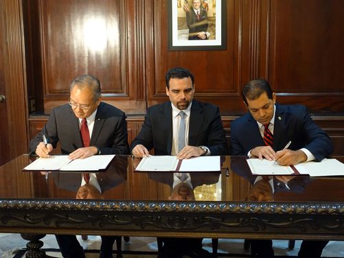 Taiwan, Puerto Rico sign reciprocal driver's license accord