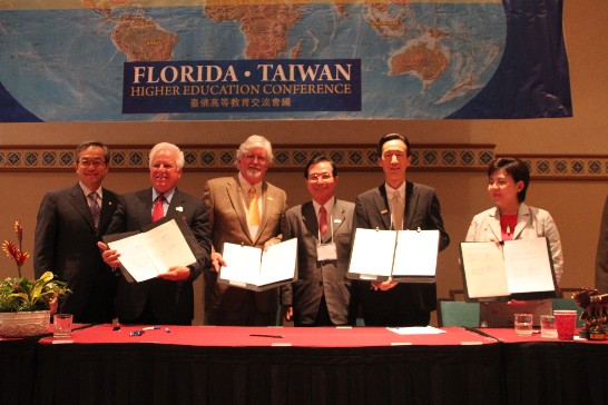 由右至左：張董事長家宜、牟處長華瑋、吳部長清基、ICUF理事長Moore、主席Catanese、東海大學程校長海東