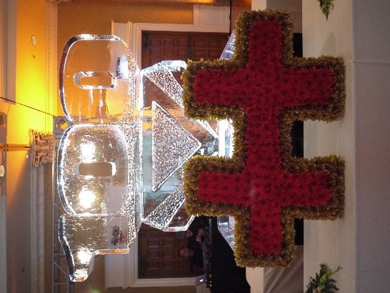 晚會現場佈置「100」造型之5呎大型冰雕及精緻花飾