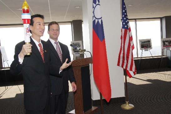 聖火, 牟處長及眾院多數黨領袖 Carlos Lopez-Cantera