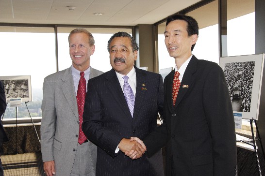 牟處長、塔城市市長John R. Marks(中)及佛州前副州長Frank Brogan(左)合影