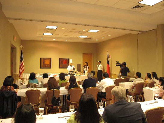 國宴名廚陳嘉謨教授為來賓示範台灣美食烹調技術