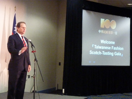 台灣精品夏姿服飾走秀與噶瑪蘭威士忌品酒會現場-前聯邦眾議員Lincoln Diaz-Balart致詞