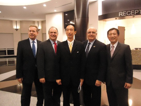 駐邁阿密辦事處牟處長華瑋、洪副處長正彬與都瑞爾市（City of Doral）市長Juan Carlos Bermudez、邁戴郡「Beacon Council」之國際經濟發展副主席Mario J. Sacasa合影。