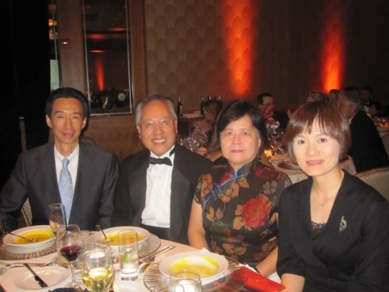圖說：左起：牟處長、聖湯瑪斯大學副校長陳思齊夫婦、蔡秘書靜怡