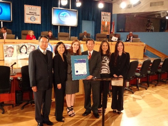 駐邁阿密辦事處洪副處長正彬（右3）及邁阿密中文學校蕭校長心怡（右2）代表接受佛羅里達州邁戴郡民選教育委員會委員Raquel Regalado（左3）頒贈表揚狀。駐處江組長月琇（右1）、駐處李組長定勇（左1）及邁阿密中文學校張董事素蕙（左2）