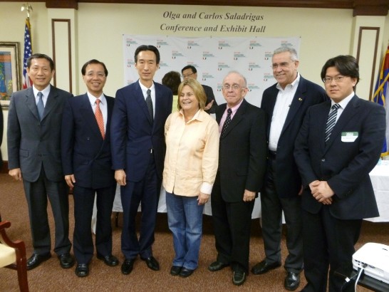 美眾院外委會主席Ileana Ros-Lehtinen（中）與駐邁阿密台北經文處牟處長華瑋（左三）、台灣民主基金會黃執行長德福（左二）以及古巴研究中心主任Jaime Suchlicki（右三）合影。