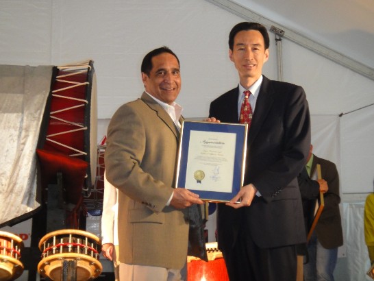 牟處長於佛州第二十二屆亞洲文化節接受邁戴郡議員Joe Martinez致贈感謝狀