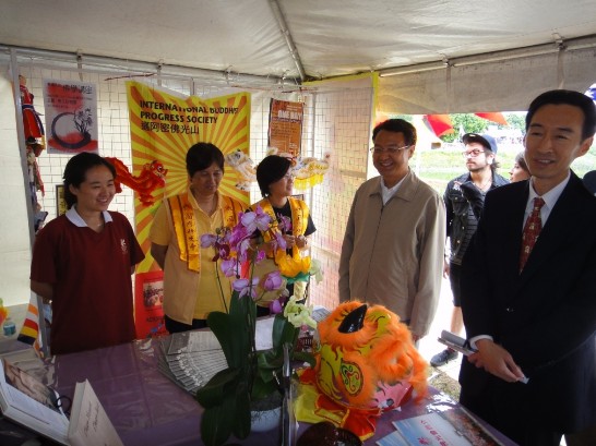 牟處長參觀佛州第二十二屆亞洲文化節之台灣攤位