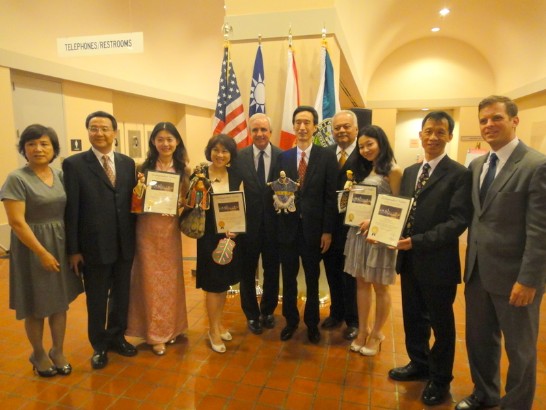 牟處長(中)與邁戴郡郡長Carlos Gimenez、邁圖館長Raymond Santiago以及台北市立圖書館代表團合影