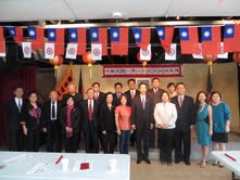 邁阿密全僑舉辦102年元旦升旗，駐邁阿密台北經濟文化辦事處牟處長華瑋與邁阿密僑界兩岸僑民合影。