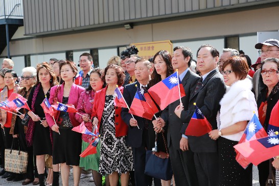 佛州華商總會主辦的元旦升旗典禮一景。圖前排右二、三為陳建國會長夫婦，右四、五為洪副處長正彬夫婦