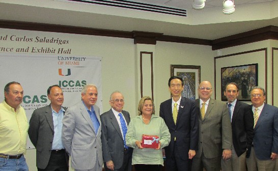 美國會議員Ileana_Ros-Lehtinen_(中)及邁阿密市長Thomas_Regalado(左三)及邁阿密辦事處處長牟華瑋(右四)與邁阿密大學主辦單位合影
