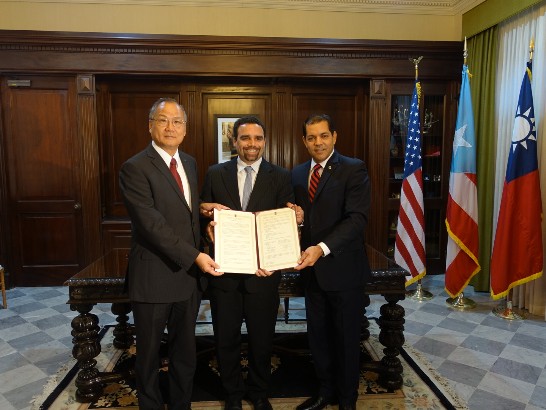 （由左至右）王處長贊禹、波邦副邦務卿Javier González及交通廳長Miguel Torres簽訂駕照互惠協定合影。