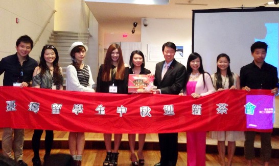 駐紐約辦事處副處長范國樞及教育組主任張佳琳在迎新茶會中致贈月餅給臺灣同學