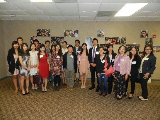 駐紐約教育組張主任佳琳與Temple University 副校長Hai-Lung Dai與 同學合影