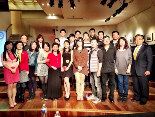 駐紐約辦事處大使夫人虞瑾芳女士（前排中）、教育組張佳琳主任與評審、參賽、獲勝者及哥倫比亞大學工作人員合影。