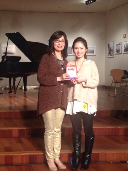 駐紐約辦事處大使夫人虞瑾芳女士頒贈第一名獎牌及獎金