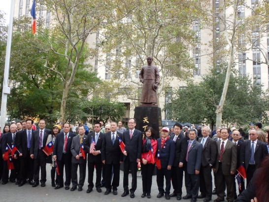 紐約曼哈頓華埠歡慶中華民國103年雙十國慶盛大活動，中華公所主席伍銳賢、美東聯成公所主席蕭貴源、台山寧陽會館主席黃仕初，以及駐紐約辦事處大使章文樑偕夫人虞謹芳女士等帶領七大僑團代表一行人在哥倫布公園向國父孫中山銅像獻花。