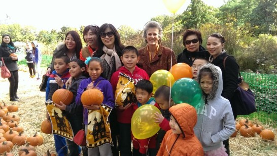 本處章大使夫人虞瑾芳女士(後排左三)受邀出席紐約市皇后區植物園萬盛節慶祝活動