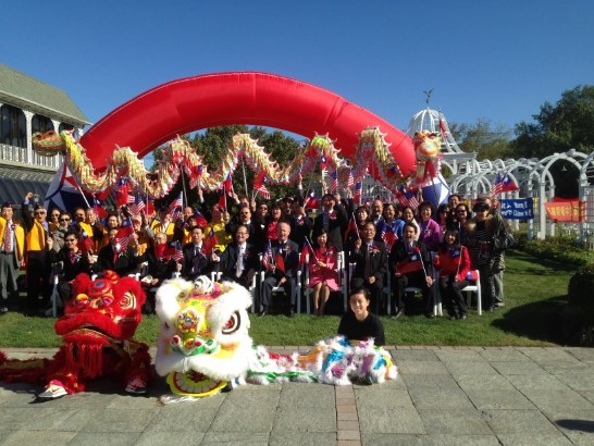 紐澤西地區僑學界10月5日於紐澤西Whippany市綠草如茵的Birchwood莊園舉辦慶祝中華民國103年雙十國慶活動升旗典禮暨慶祝大會，與會貴賓有駐紐約台北經濟文化辦事處大使章文樑、副處長范國樞、教育組主任張佳琳、紐約華僑文教服務中心主任張景南、副主任李偉農、譚雪珍、僑務委員林映君、中華公所代表聯成公所主席蕭貴源及聯邦眾議員Rodney Frelinghuysen等