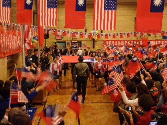 空軍子弟小學美東校友會的迎旗隊繞行全場得到盛大的歡呼