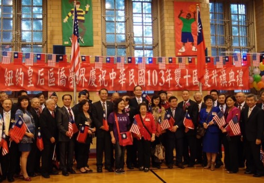 章文樑大使夫婦、市議員顧雅明及紐約中華公所主席伍銳賢等嘉賓共同合影留念