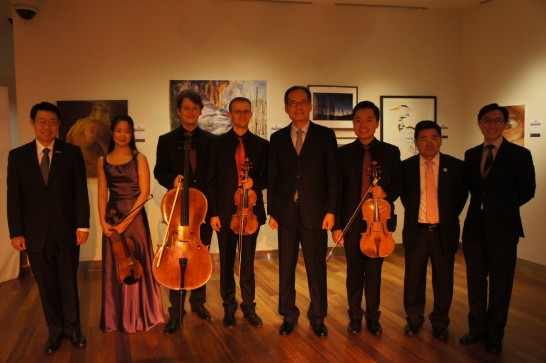 駐紐約辦事處章大使文樑(右4)、范副處長國樞(左1)、紐約市議員顧雅明(右2)與秋夜音樂會音樂家合影。