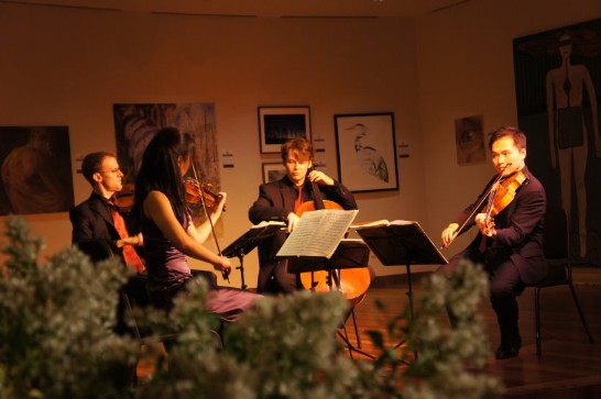 Amphion String Quartet四重奏首次在紐約辦事處演出情形，該團在2011年榮獲美國藝術家協會的古典樂競賽冠軍；2014年被聲譽卓著的紐約林肯中心室內樂協會選為CMS2的弦樂四重奏，受邀從2013年至2016年為林肯中心CMS一系列的節目演出，今年9月推出在倫敦的首張專輯。