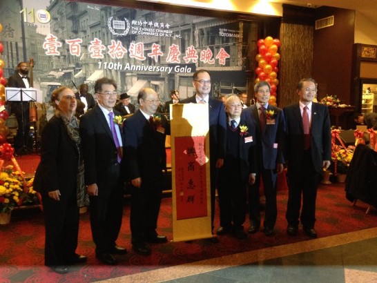 章文樑大使（右4）代表僑務委員會陳士魁委員長頒發「興商惠群」賀軸給于金山董事長（左3）、李可喬會長（右3）等。