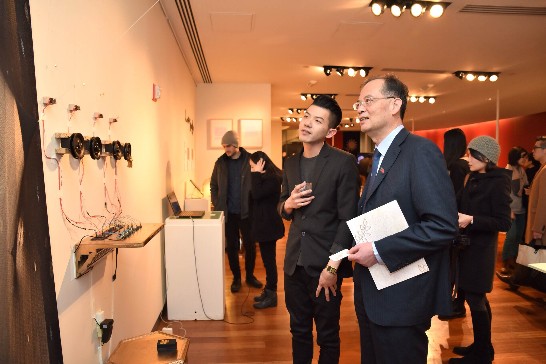 零界限2014紐約臺灣創意新銳聯展在12月12日假經文處登場，章文樑大使參觀學生藝術家作品