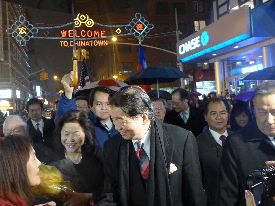 駐美沈大使呂巡伉儷於曼哈頓華埠與歡迎僑胞握手致意。