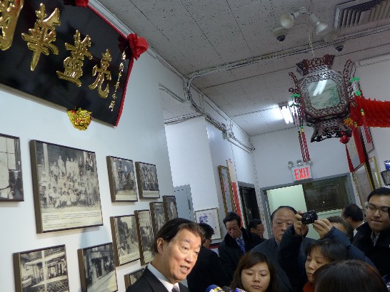 駐美沈大使呂巡於中華公所接受媒體採訪。