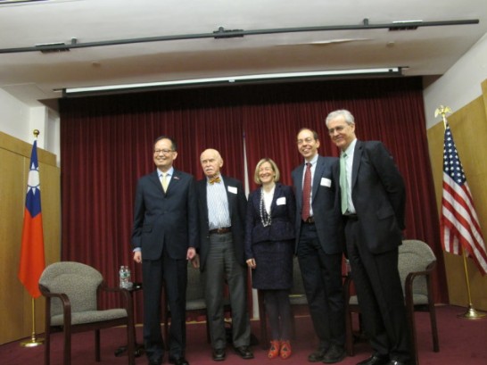 中華民國總統馬英九於9日與華府智庫「戰略暨國際研究中心」(CSIS)視訊會議，並以「台灣展翅，夥伴同行」為題發表演說