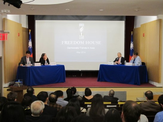 經文處與美國自由之家(Freedom House)合辦「亞洲民主趨勢研討會」，與談人包括自由之家資深亞洲研究員Sarah Cook女士(左二)，里奇蒙大學政治系王維正教授(左一)，福特姆大學法學院教授Carl Minzner(右一)，並由自由之家理事長Kenneth Juster(右二)擔任引言人。