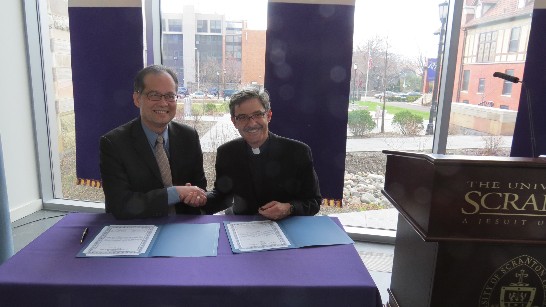 捐贈儀式由Scranton大學校長Fr. Quinn與駐紐約辦事處章文樑大使雙方簽署捐贈同意書，並與現場貴賓一同鳴鐘後完成捐贈儀式。