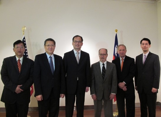(左一)台大教授林建甫、外交部研設會主任介文汲、章文樑大使、OPC會長雪羅、OPC基金會總裁何偉傑、對外關係協會秘書長黃奎博。
