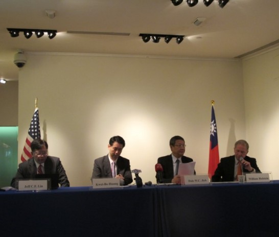 駐紐約台北經濟文化辦事處與美國海外記者俱樂部2014.6.3.上午8時15分至9時30分在辦事處大樓合辦題為「兩岸經貿關係與我參與區域經濟整合之意涵」座談會，由美國海外記者俱樂部基金會總裁何偉傑(William Holstein)擔任主持人，並邀請外交部研設會主任介文汲、對外關係協會秘書長黃奎博及台灣大學人文社會高等研究院副院長林建甫擔任與談人