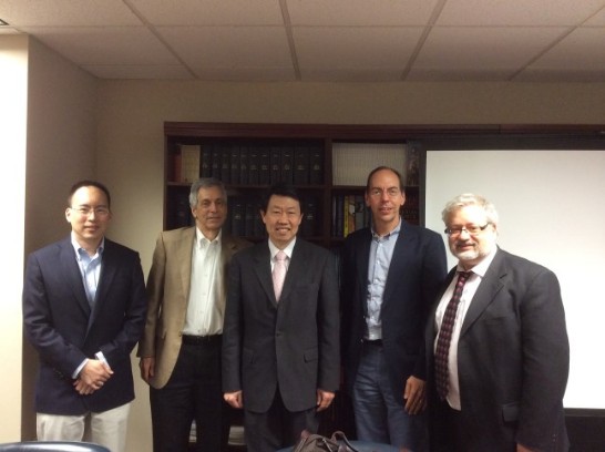 駐紐約臺北經濟文化辦事處副處長范國樞(中)、費城外交政策研究所所長Alan Luxenberg(右一)、費城外交政策研究所亞洲部主任Jacques deLisle（右二）、普林斯頓大學兼任教授Gilbert Rozman (左二)及Avenir Bold顧問公司創辦人Felix Chang (左一)。