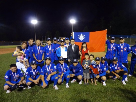 駐紐約辦事處副處長范 國樞、教育組主任張佳琳與小馬錦標中華棒隊合影