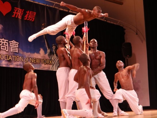 非洲阿彌陀佛關懷中心院童演出「十年練一劍」的大型中華武劇，四箭刺身顯示他們硬底子的中國真功夫。