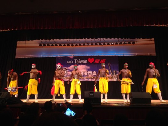 2014年台灣愛飛揚—中非文化教育慈善交流暨感恩之旅開場演出創意「宋江陣」，非洲男童精練耍弄刀槍鞭劍等古代兵器讓與會觀眾嘆為觀止。