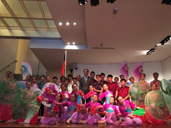 章文樑大使與中華藝術舞蹈團合影。