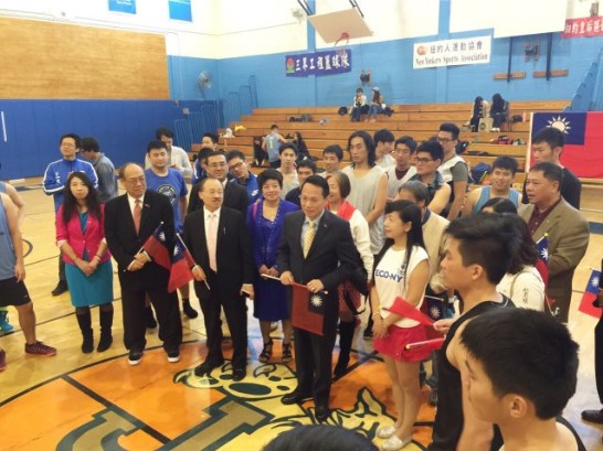 國慶寶島杯籃球賽10月10日在法拉盛John Bond 高中開打，陳豐裕副處長代表致詞，勉勵青年學子與僑社交流。