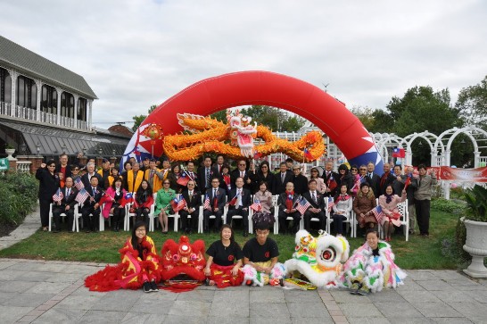 紐澤西州僑學界慶祝中華民國雙十國慶活動計有駐紐約台北經濟文化辦事處大使章文樑(前右7)、紐約華僑文教服務中心主任王映陽(前右6)、副主任譚雪珍(前左4)、代表紐約中華公所的美東聯成公所主席蕭貴源(前右5)、新州國慶籌備會主委戴松昌僑務委員(前左7)、紐約皇后區國慶籌備會主委王金智僑務委員(前左6)及僑務諮詢委員林映君(前左3)等人共同參與。